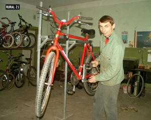 fall2005moldovaBikeMechanic