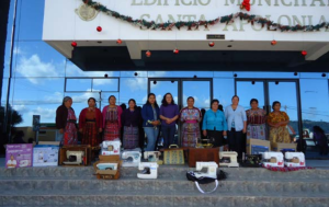 The women outside the Santa Apolonia Municipal building