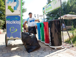 I Recycle employee collecting plastic and aluminum waste