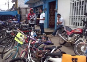 201601guatbyronsellingbikeschimaltenango