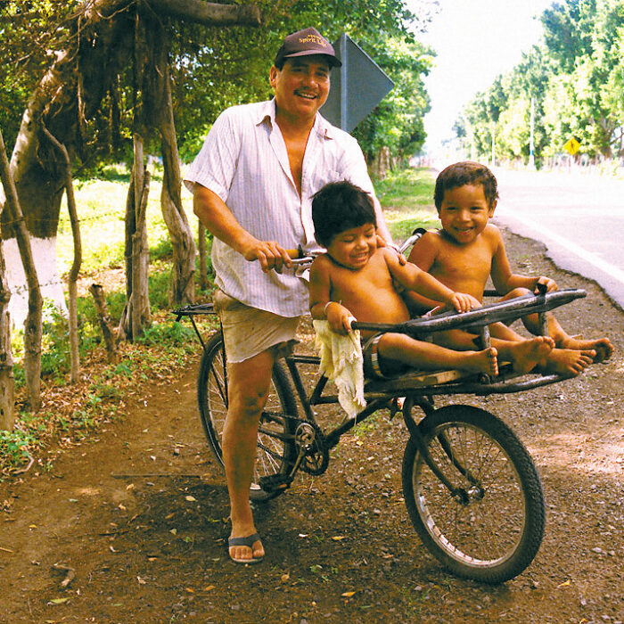 El Salvador: fish-seller dad with 2 kids on bike
